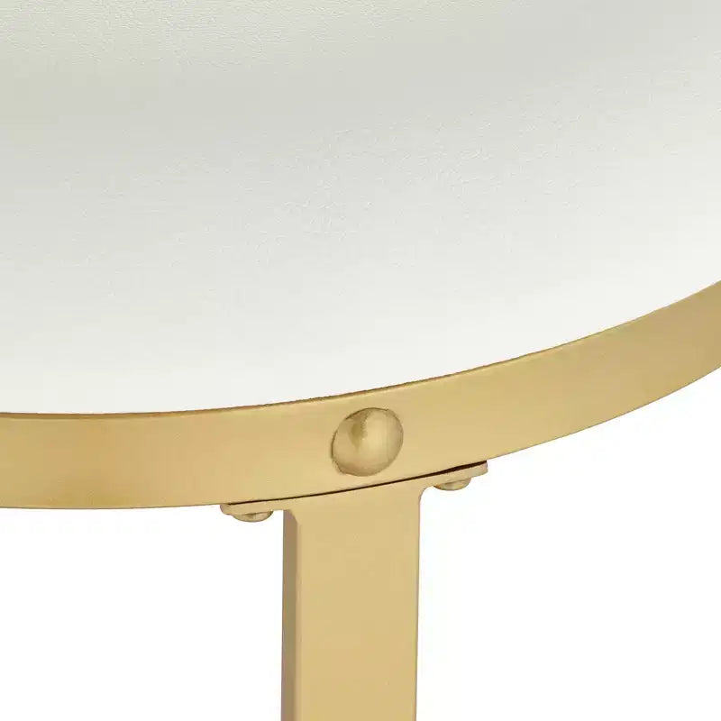 Tabouret de bar 55 Downing Street Palmer en métal doré, hauteur 66 cm, avec coussin rond en tissu blanc moderne et repose-pieds pour îlot de cuisine, comptoir de bar ou maison