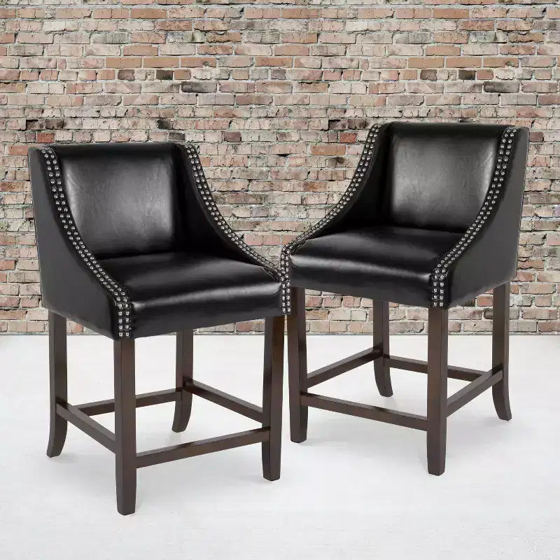 Emma et Oliver – Lot de 2 tabourets de comptoir de 61 cm, style transitionnel, noyer, avec garniture cloutée décorative.