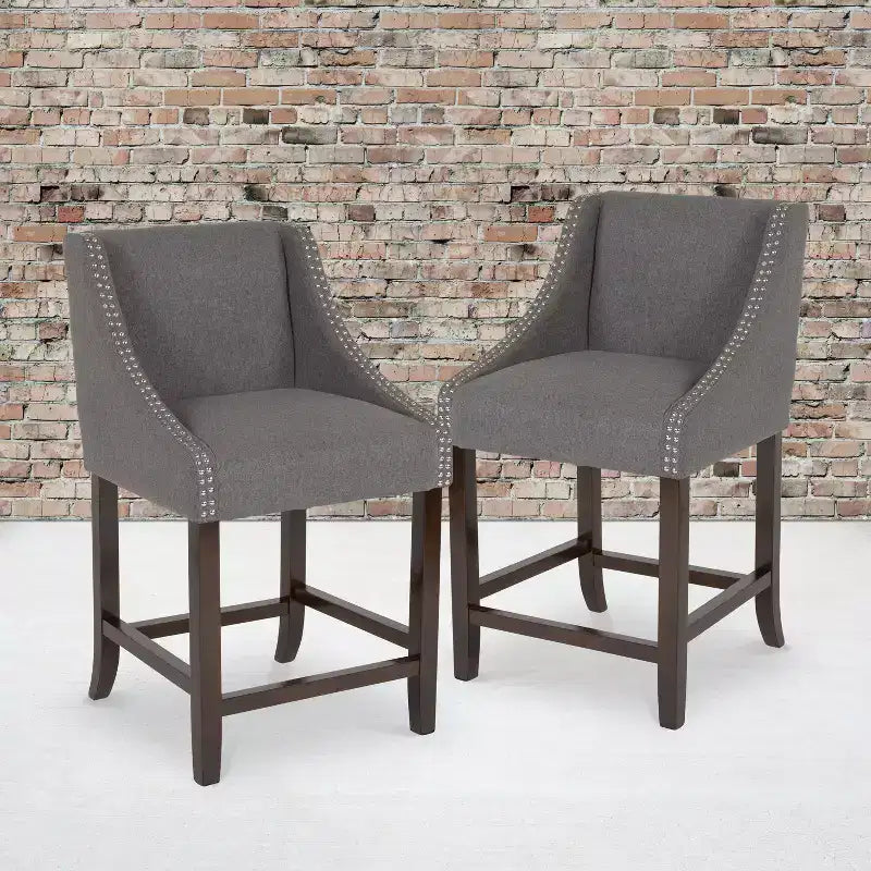 Emma et Oliver – Lot de 2 tabourets de comptoir de 61 cm, style transitionnel, noyer, avec garniture cloutée décorative.
