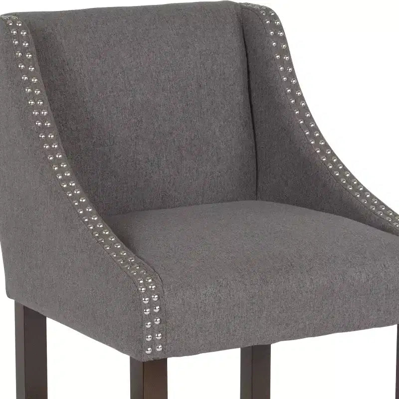 Emma et Oliver – Lot de 2 tabourets de comptoir de 61 cm, style transitionnel, noyer, avec garniture cloutée décorative.