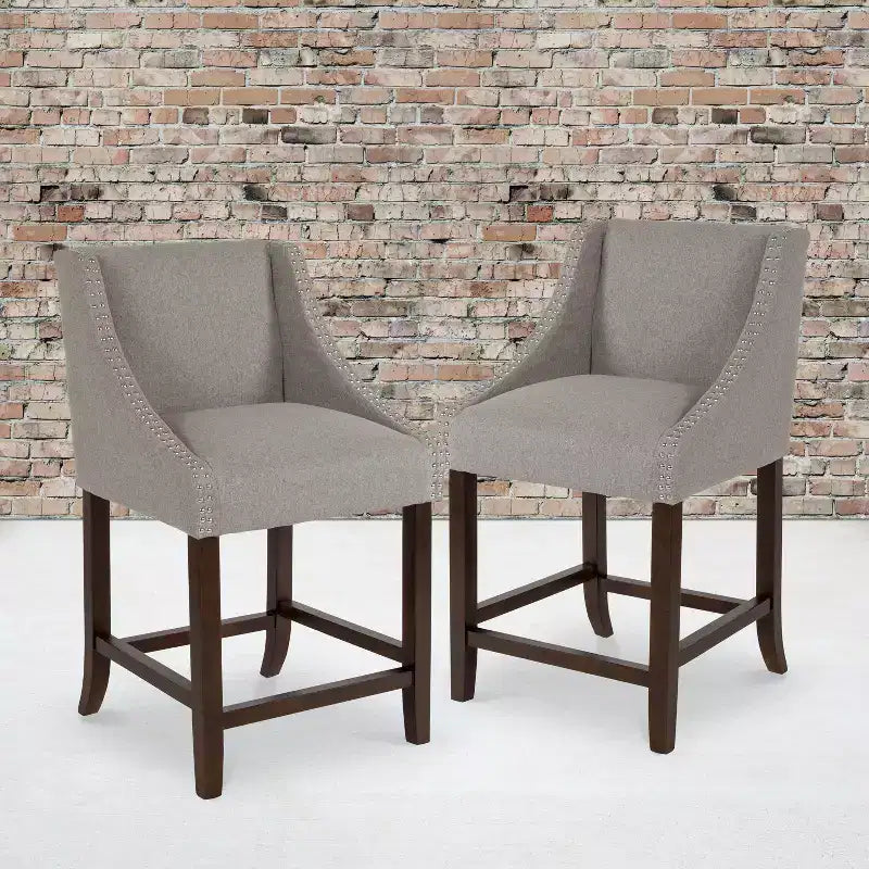 Emma et Oliver – Lot de 2 tabourets de comptoir de 61 cm, style transitionnel, noyer, avec garniture cloutée décorative.