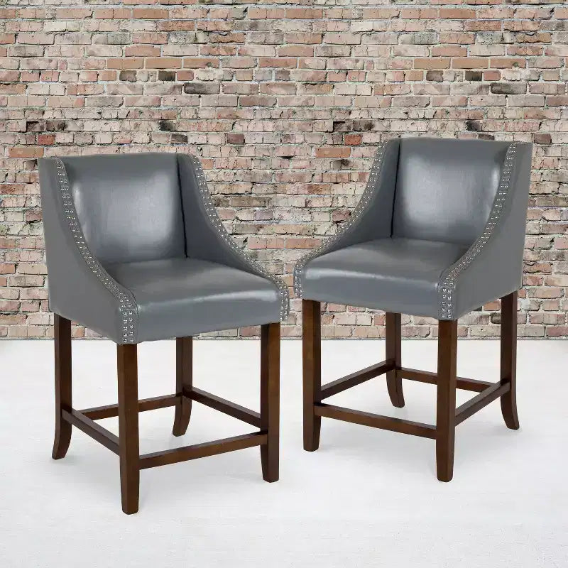 Emma et Oliver – Lot de 2 tabourets de comptoir de 61 cm, style transitionnel, noyer, avec garniture cloutée décorative.