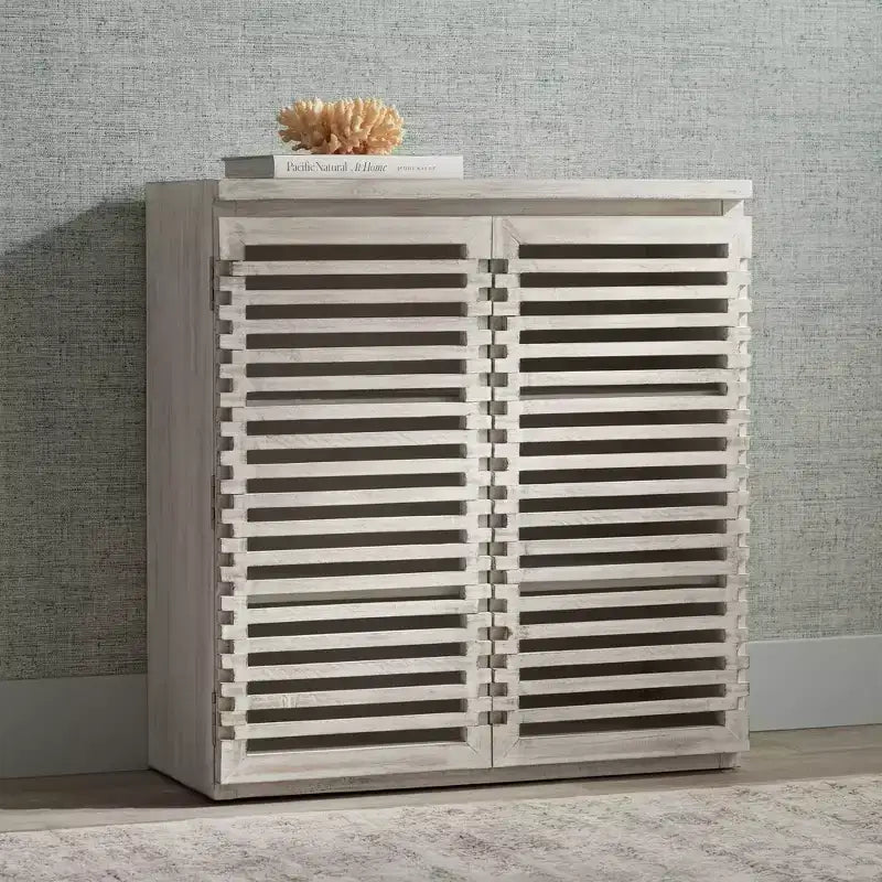 Meuble d'appoint à portes à lattes larges Crestview Collection Hudson 32