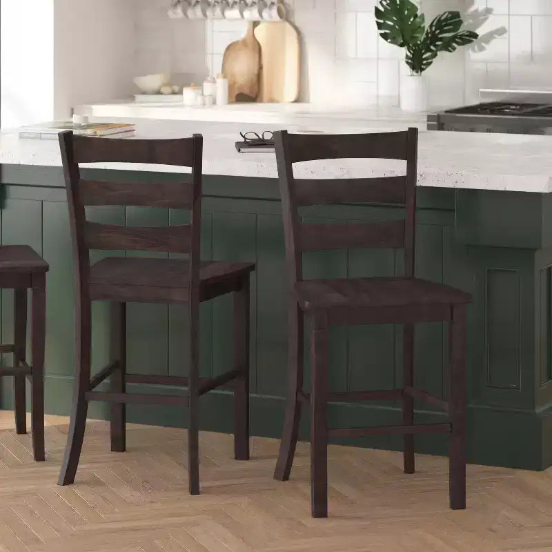 Merrick Lane, ensemble de deux tabourets de bar à hauteur de comptoir classiques en bois à dossier échelle avec sièges en bois massif