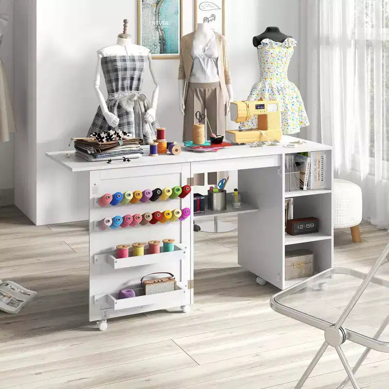 Table de couture pliante Costway avec étagères de rangement, 2 bacs de rangement et 18 chevilles, roulettes verrouillables